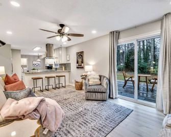 Ath - 3br - Sleeps 8 - Pet Friendly - Ranch (John) - Lilburn - Living room