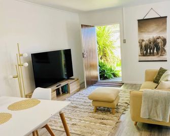 Takapuna Guest House. Modern, private self contained. Stroll to Beach & Shops - Takapuna - Living room