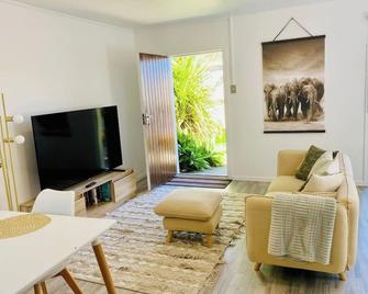 Takapuna Guest House. Modern, private self contained. Stroll to Beach & Shops - Takapuna - Living room