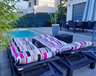 Cosy Bedroom 23m2. Adults Only - Agde - Piscina