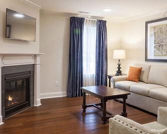 2br Premium Patrick Henry Downtown Colonial Williamsburg Resort - Williamsburg - Living room