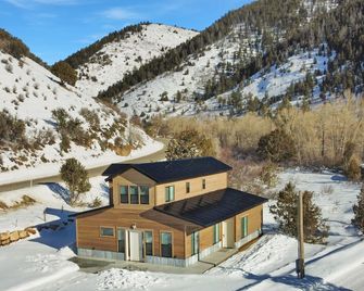 Gateway Getaway with Hot Tub and Wheelchair Accessible - Kamas - Building