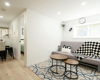 Mount Pleasant Garden Oasis - Two Bedrooms with Two Full Bathrooms - ונקובר - סלון