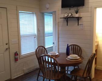 Beautiful Lake George Cottage - Queensbury - Dining room