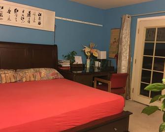 Separated Master bedroom with privacy - Pleasanton - Bedroom