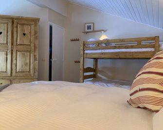 Spacious, family 3 bedroom duplex - only 50m from the ski slopes - Saint-Jean-d'Aulps - Bedroom