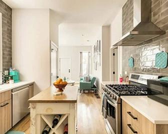 Chic 2-bedroom condo in fabulous Chicago with WiFi, AC - Chicago - Kitchen