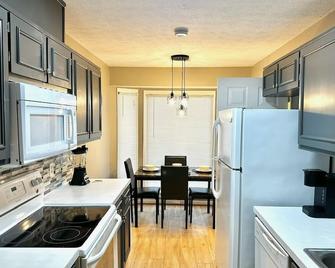 Cozy Corner Townhome - Columbus - Kitchen