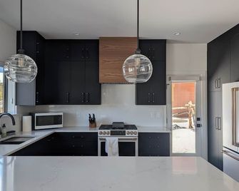 Red Wolf Lodge - new detached home - private hot tub - views - EV charger - Fraser - Cuisine