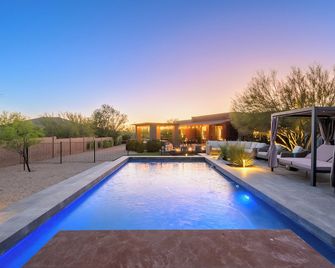 Custom Desert Modern 5 bedroom including Casita! Pickleball, Hot-Tub, Put-Put - Cave Creek - Piscina