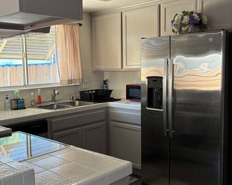 Turlocks Little Palace - Turlock - Kitchen