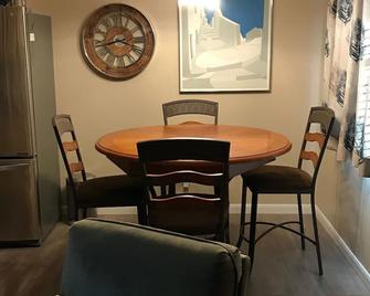 Convenient Condo near Airport - Irving - Dining room