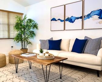 Kendall Keys Oasis Entire Dream Home With Heated Pool, Theater & Arcade - Miami - Sala de estar