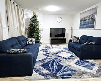 1 Bedroom Apartment with Living Room and Full Washroom to yourself alone and a private car park - London - Living room
