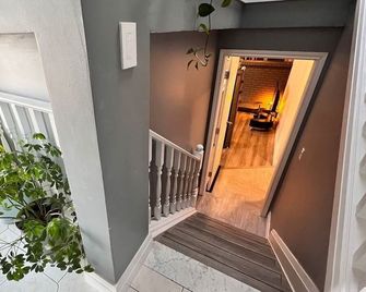 Private Bachelor Unit close to St. Clair College walking distance - Windsor - Aufgang