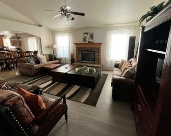 Cheerful 4-Bedroom home with an interior fireplace - Heber City - Living room