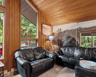 Chalet Chic - Comfortable & Clean Private Resort Condo Ski, Soak, Relax & Enjoy - Whitefish - Salon