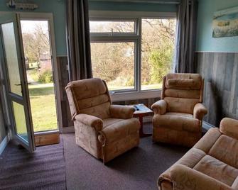 2 Bedroom, Self Catering Holiday Chalet, Near Bude. - Bude - Living room