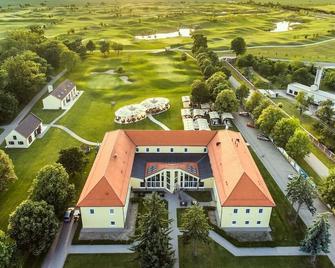 Klaudia's Hotel & Restaurant - Kyselica - Edificio