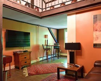 Comfortable, renovated 2 bedroom apartment in historic grist mill. - Egremont - Sala de estar