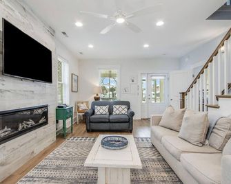 Charming Ocean Block Cottage in North Rehoboth – Steps to Beach & Dining! - Rehoboth Beach - Living room