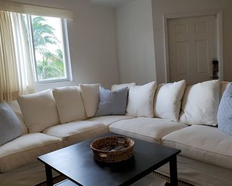 'Infinity Poolside' - Ocean Villa 2 Br / 3 Ba - Bailey Town - Living room