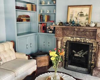 Carriage House Bed and Breakfast - Monroe - Living room