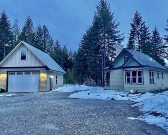 Close to Silverwood, Cozy Cottage Farm in the woods, RV parking, with open space - Athol - Building