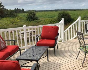 Nature's peace, quiet and serenity... with virtually your own sandy beach! - Tignish - Balcony