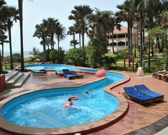 Lemon Creek Hotel Resort - Bijilo - Piscina