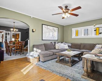Red Wing - Peaceful Home Downtown - Red Wing - Вітальня