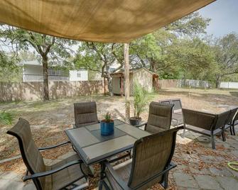 Oak Island Vacation Rental Less Than 1 Mi to Beach! - Oak Island - Patio