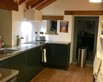 Home from Home surrounded by the Brecon Beacons - Merthyr Tydfil - Kitchen