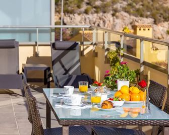 Ático soleado con vistas al mar - Кульєра - Балкон