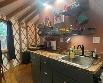 Luxury Yurt in the Woods on 10 ac. with The Silo House in Waxahachie, TX - Waxahachie