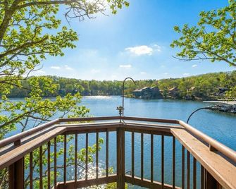 SALE! New Treetop, 2 pools, dock, hot tub! - Lake Ozark - Balcony