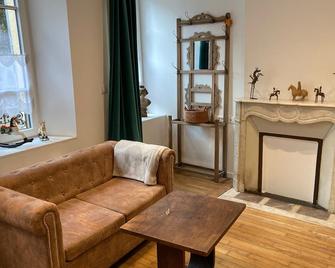 Appartement romantique à Verdun avec parking privé - FR-1-585-168 - Verdun - Living room