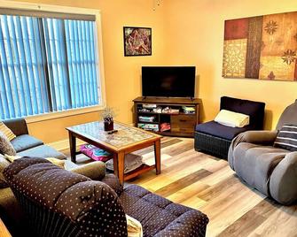 Family & pet-friendly, peaceful rural escape with a heated pool. Hiking nearby. - Harding - Living room