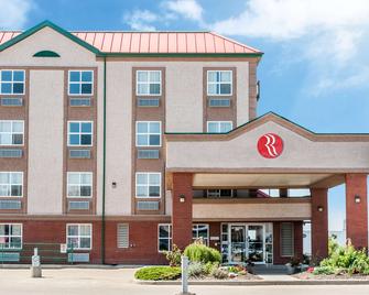 Ramada Sherwood Park - Sherwood Park - Building