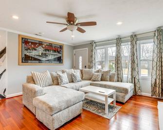 Spacious Home with Tranquil Patio about 29 Mi to DC! - Severn - Living room
