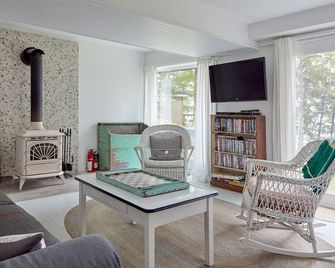 Authentic Waterfront 1935 Muskoka Log Cabin with All the Comforts of Home - Lake of Bays - Living room