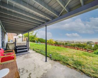 Hot Tub & Sweeping Views: Apt in Clarkston! - Clarkston - Balcony