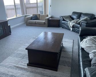 Peaceful Estuary Views. Huge family home with table tennis, kayak and basketball - Dawesville - Sala de estar