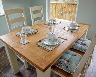 Canada Lodge and Lake - Cowbridge - Dining room