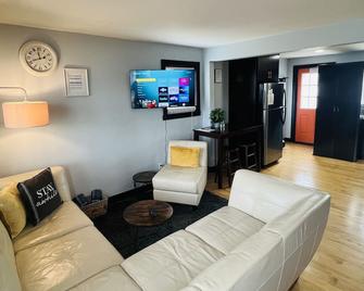 Jacuzzi Tub-3.7 Miles To Lambeau Field-Garage! King Bed! - Green Bay - Living room