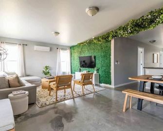 The Greenhouse: Modern Rural Escape - Ithaca - Living room