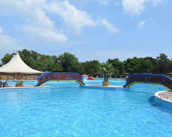 Belvilla By OYO Spacious Bungalow With Ac Near Sea - Casal Borsetti - Piscina