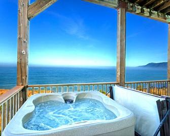 Incredible Ocean View, Oceanfront! Hot Tub! Shelter Cove, Ca - Whitethorn - Balcony