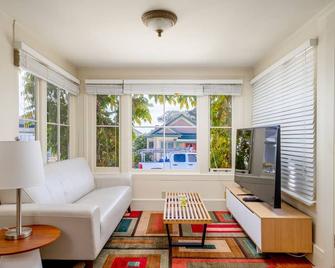 Fountain Avenue - Pacific Grove Apartment - Steps to the Sea - Pacific Grove - Living room