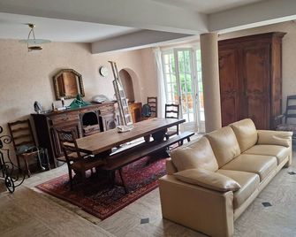 Waterfront house in Beaulieu/Dordogne 6 air-conditioned bedrooms - Beaulieu-sur-Dordogne - Huiskamer